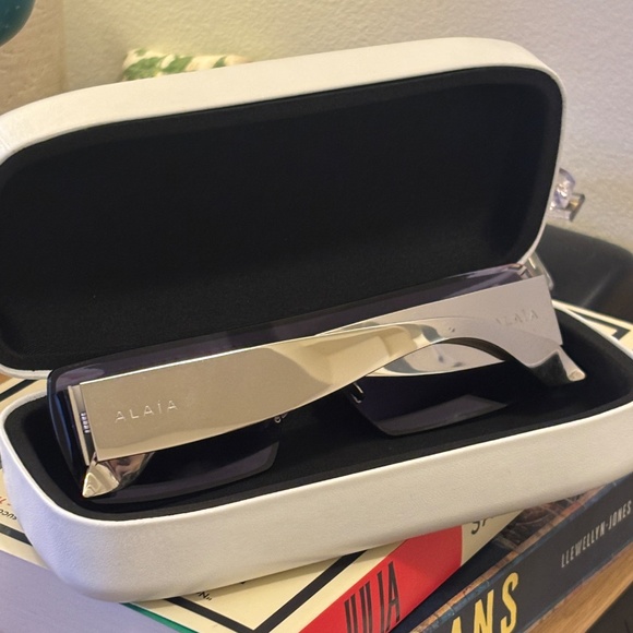 Alaïa Narrow Mask Sunglasses | Silver - Picture 2 of 3